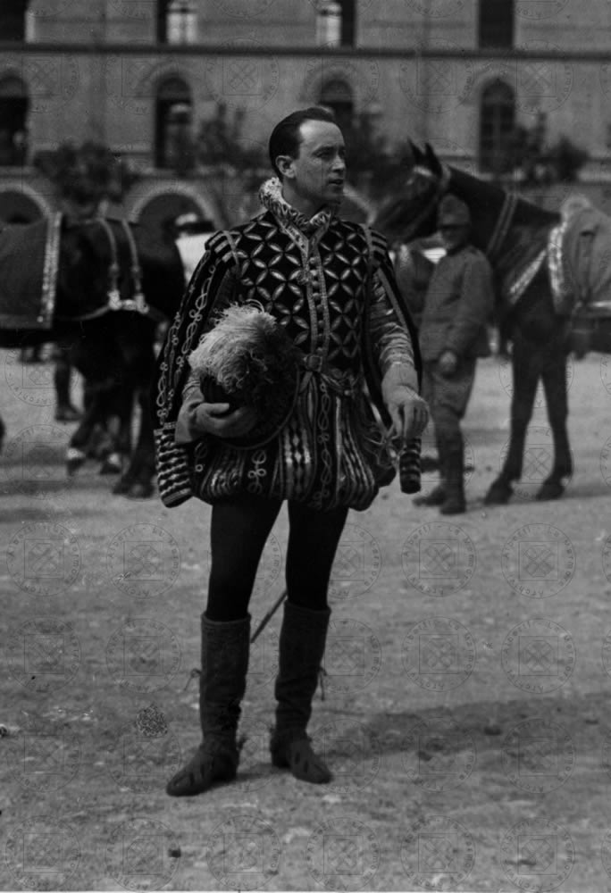 Guglielmo Alberti in costume da paggio, 1922